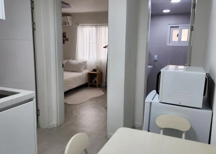 Sweethome, 2 & Beds By Kunkook Station Line2,7 * Seoul