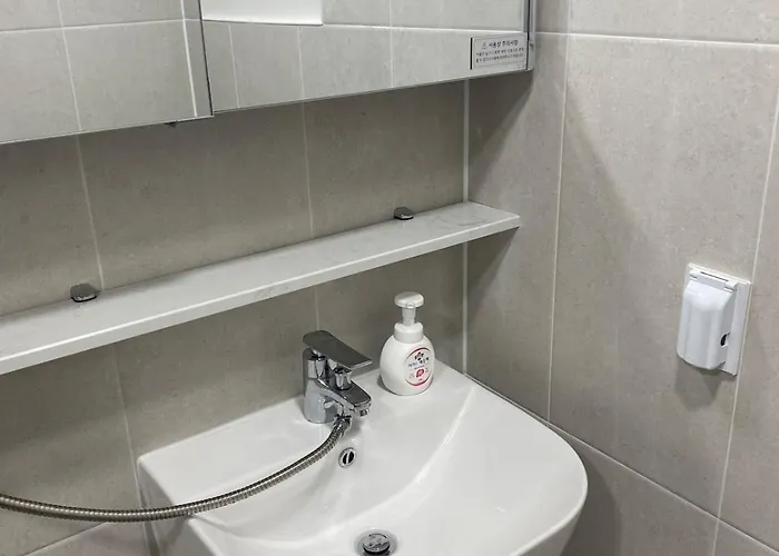 Villa Sweethome, 2 & Beds By Kunkook Station Line2,7 Seoul