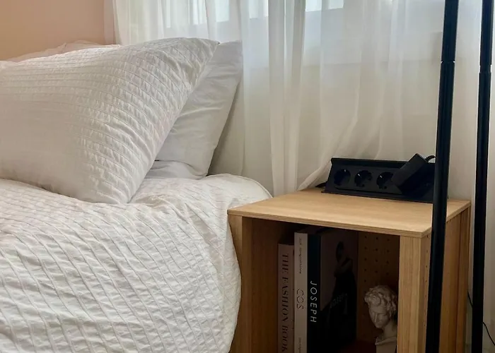 Sweethome, 2 & Beds By Kunkook Station Line2,7 Seoul
